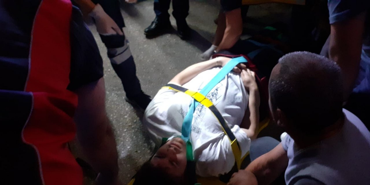 Uçurumda mucize kurtuluş! Su borusuna takılan araçta 3 yaralı