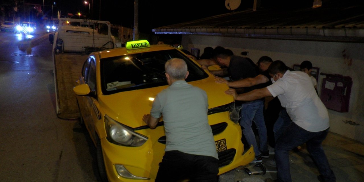 Sultanbeyli’de taksi ticari araçla çarpıştı! 2 yaralı