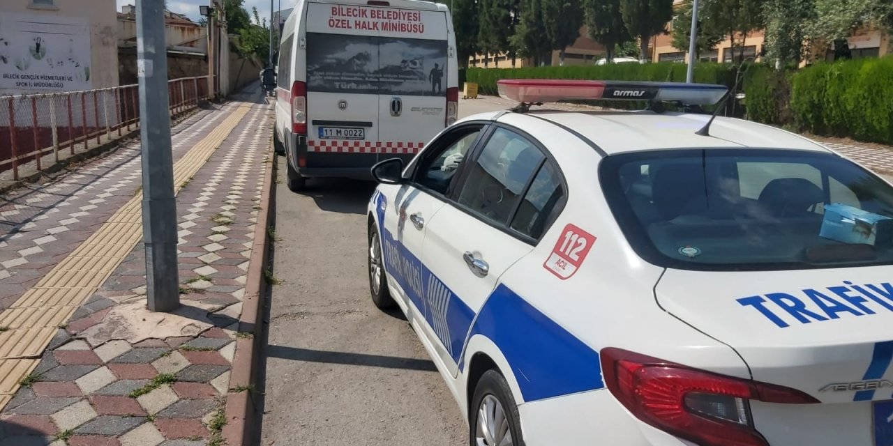 Bilecik'te seyir halindeki minibüsün açık kapısından düşen kadın yolcu yaralandı