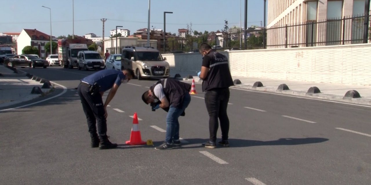 Arnavutköy'de kaymakamlık binasının bulunduğu caddeyi kurşun yağmuruna tuttular