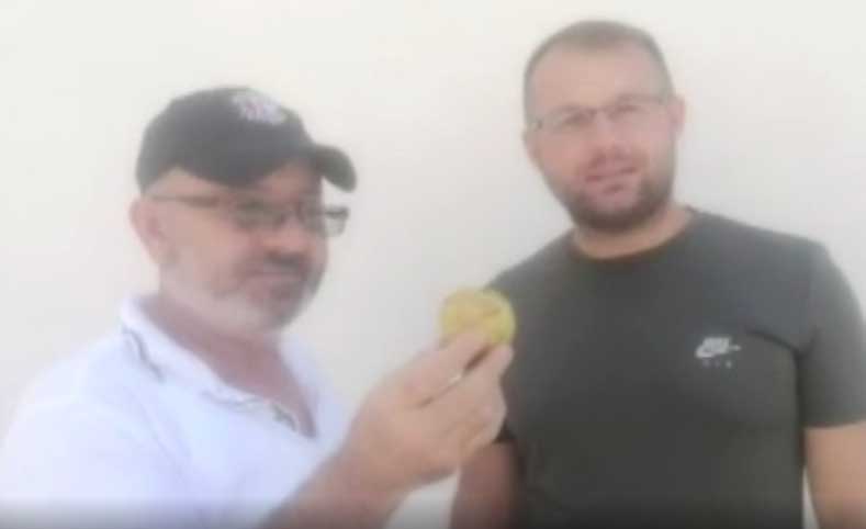 Udumbara çiçeğini yiyordu