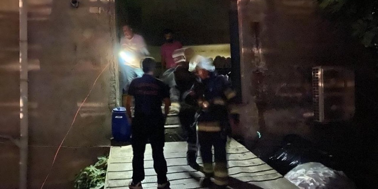 Elektrik panosunda yangın çıktı! Tekstil atölyesi dumana boğuldu