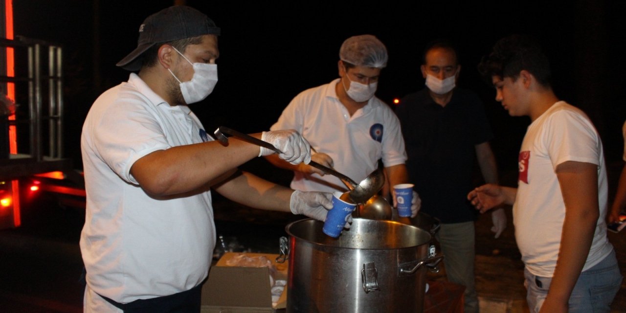Manavgat halkına yemek, su, buz ve ayran dağıtılıyor