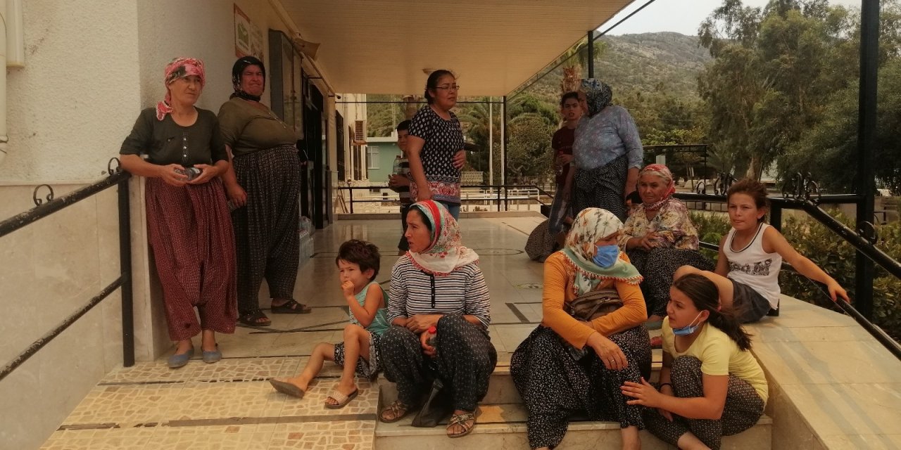 Silifke’de devam eden yangın nedeniyle evlerinden tahliye edilenler okullara yerleştiriliyor