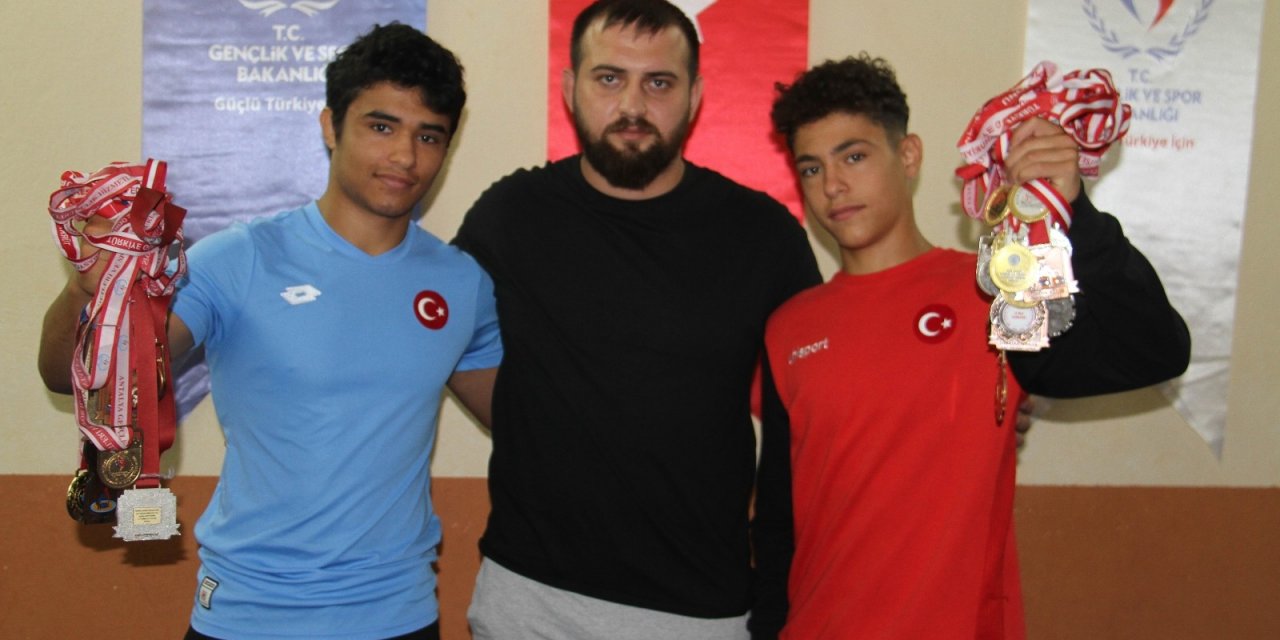 Konyalı milli güreşçi Hüseyin ve Cihat Dur kardeşlerin gözü uluslararası şampiyonalarda