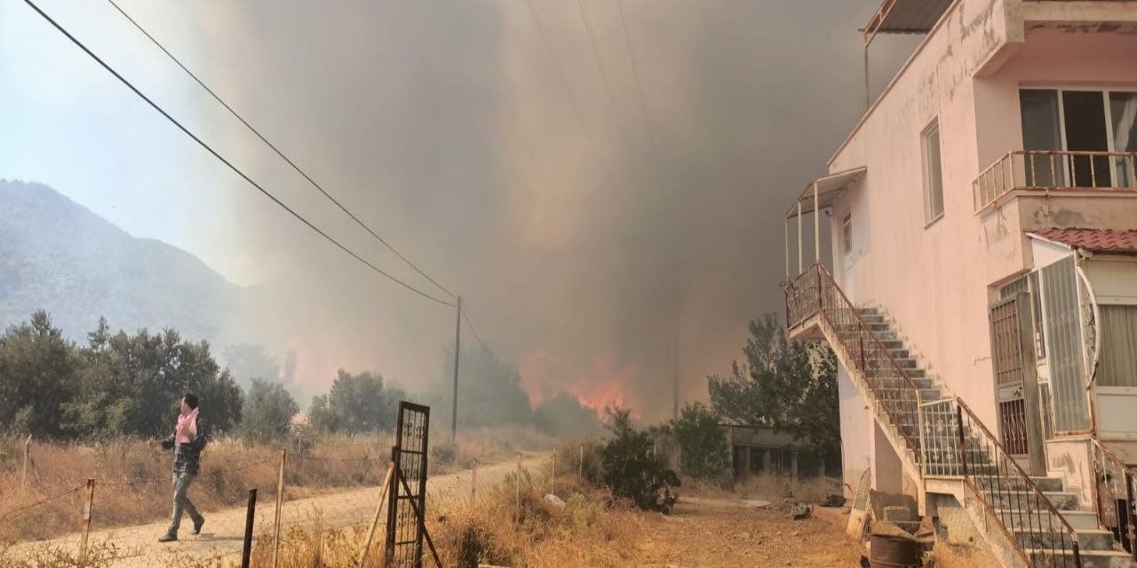 Silifke’deki yangında korkulan oldu! Yangın yerleşim yerlerine ulaştı