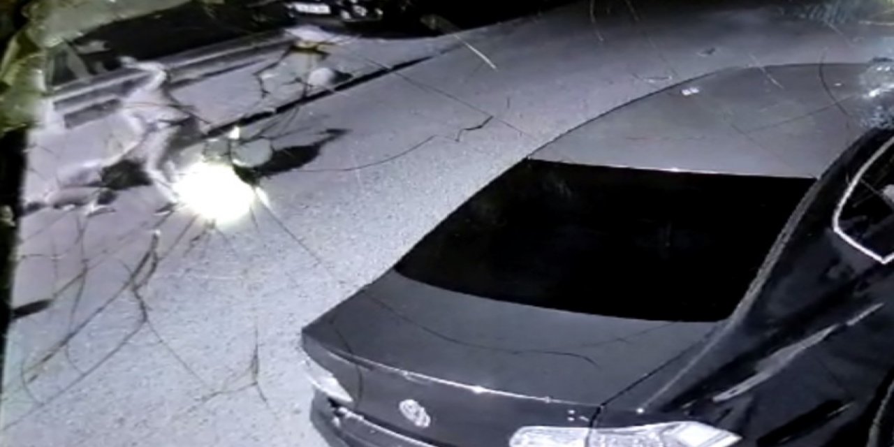 2 kişi genç kadını sokak ortasında tekme tokat dövdü! O anlar kameraya yansıdı