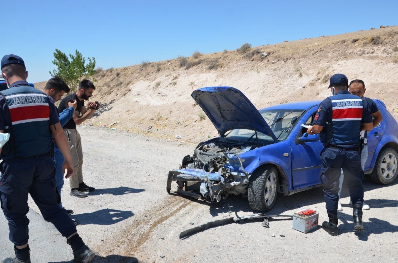 Yer: Aksaray! Virajı dönerken bariyerlere çarptı
