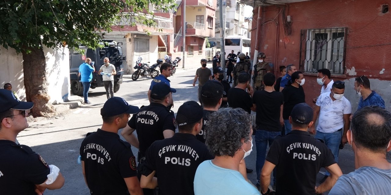 Komşuların silahlı ve bıçaklı kavgasında 3 kişi yaralandı