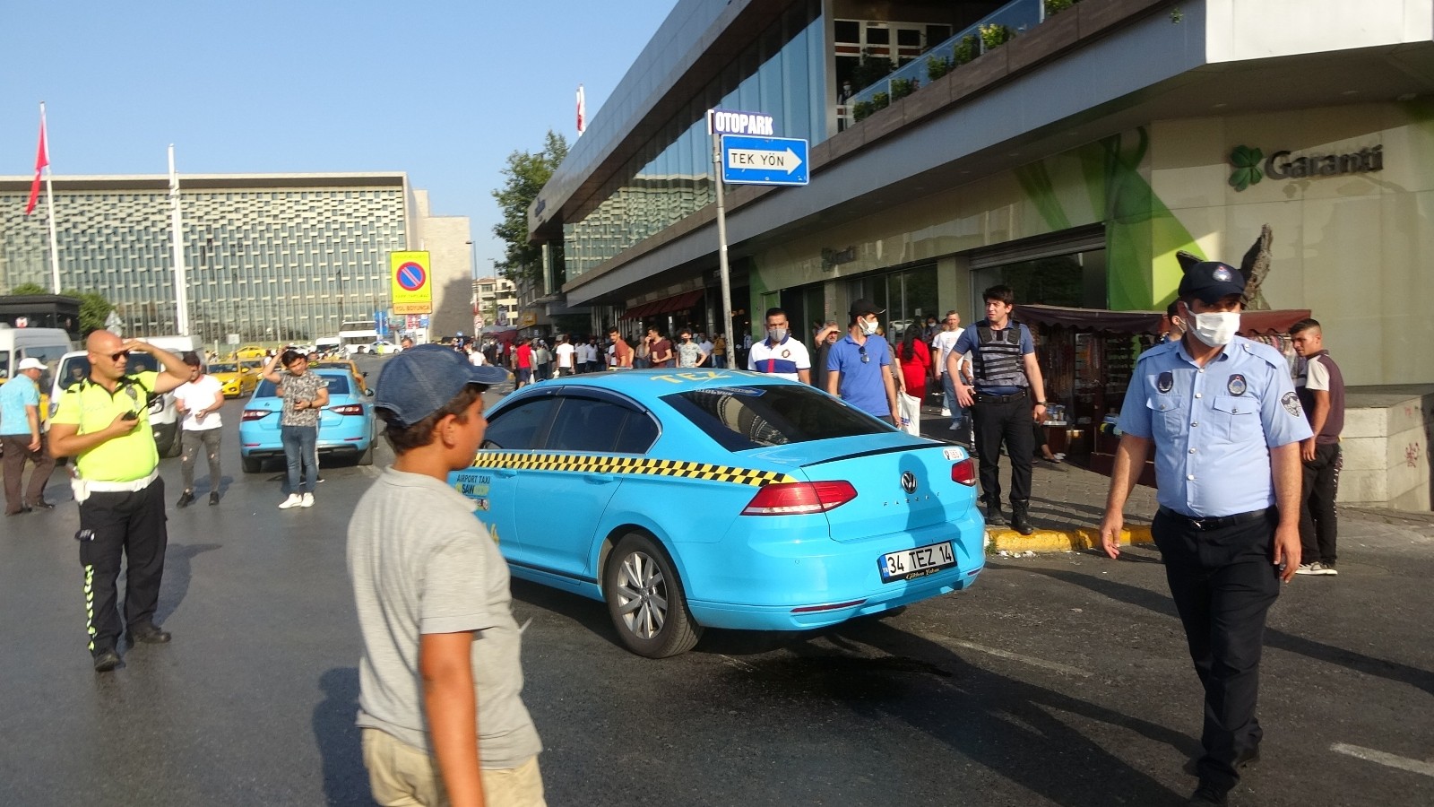 İstanbul'da bir taksi ambeleye kalktı