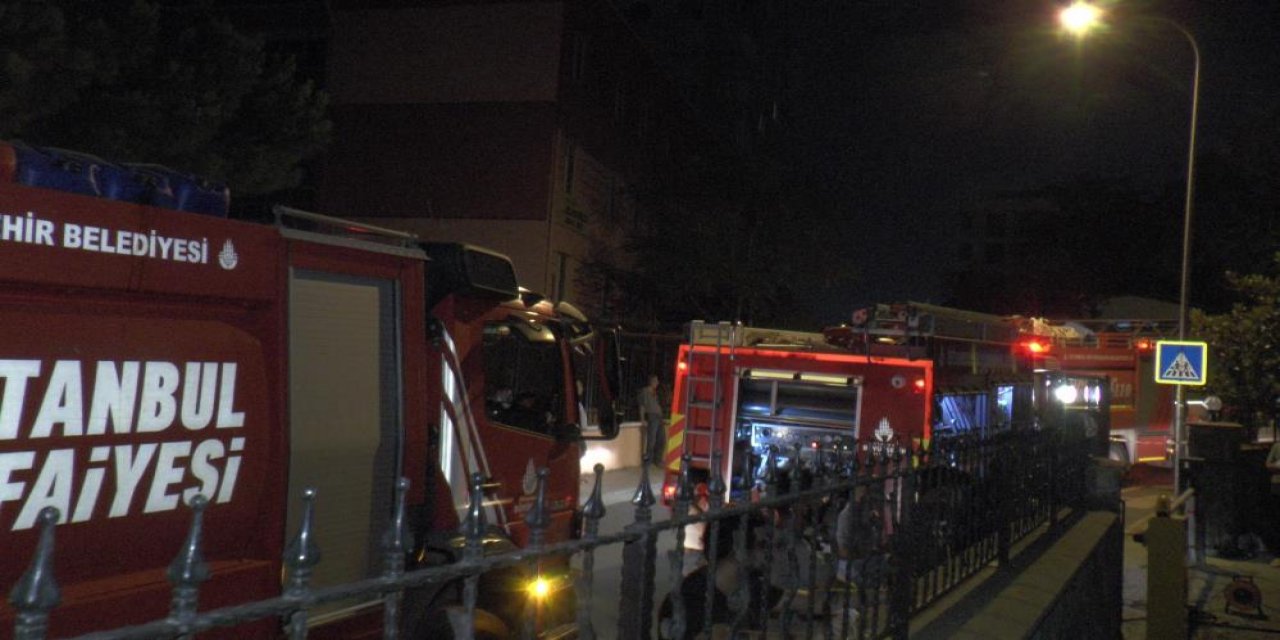 Kadıköy'de faciadan dönüldü! Parlamayı gören mahalleli sokağa döküldü