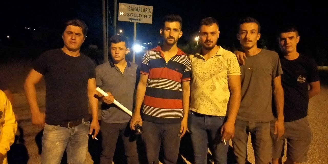 Tavaslı gençler mahallenin giriş-çıkışlarında yangın nöbetine başladı
