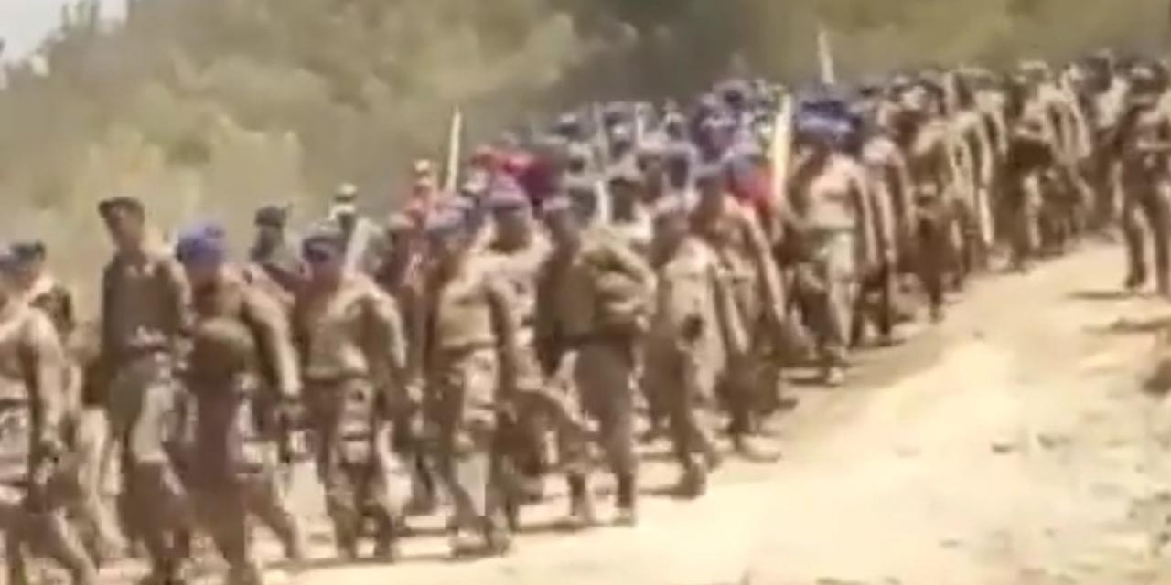 Yangını söndüren Mehmetçik komando marşı söyleyerek kışlaya döndü
