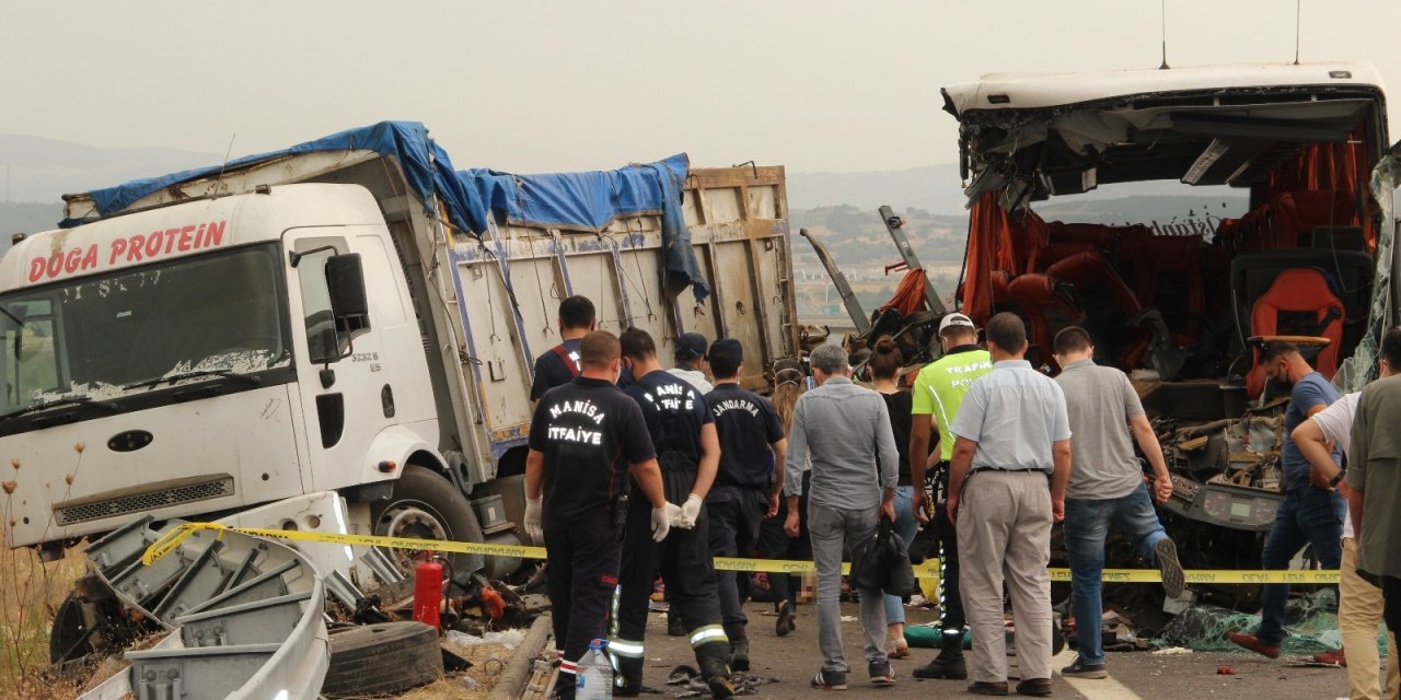 Manisa'daki katliam gibi kazada ölenlerin isimleri belli oldu! Yaralı yolcu o anları anlattı