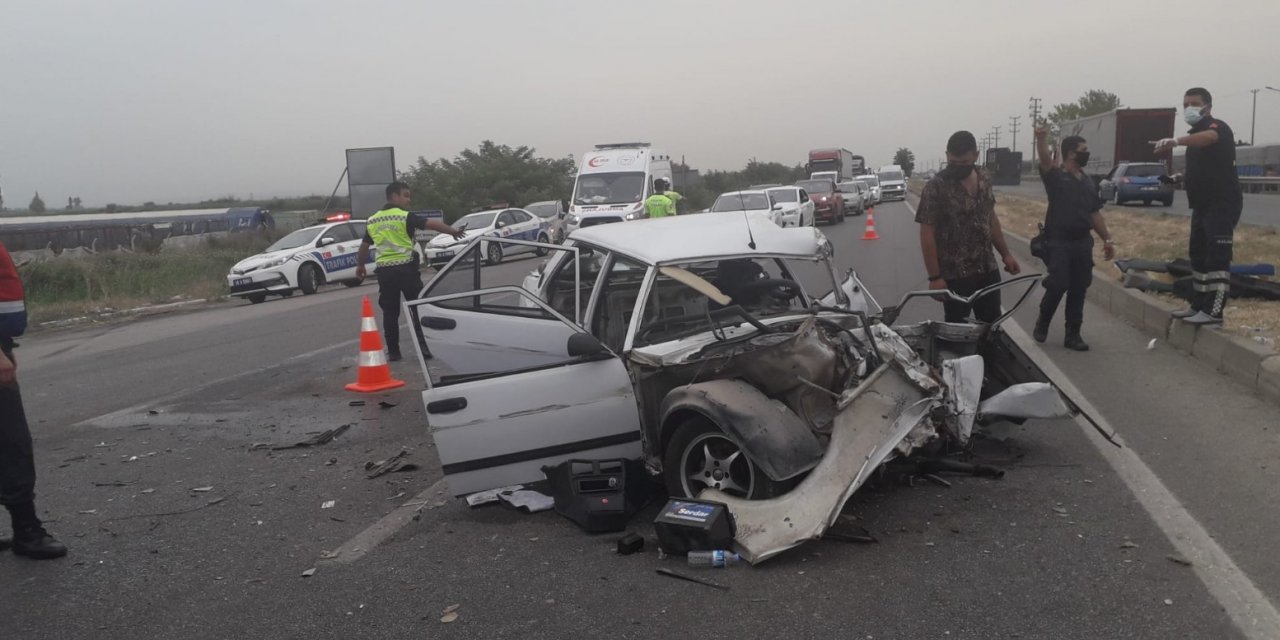 Refüjü atlayıp karşı şeride geçen otomobil ortalığı birbirine kattı! 1 ölü 3 yaralı