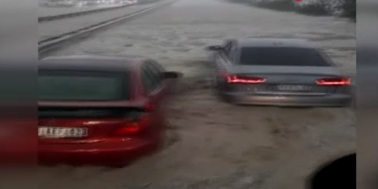 Ankara'da sağanak yağış seli de beraberinde getirdi