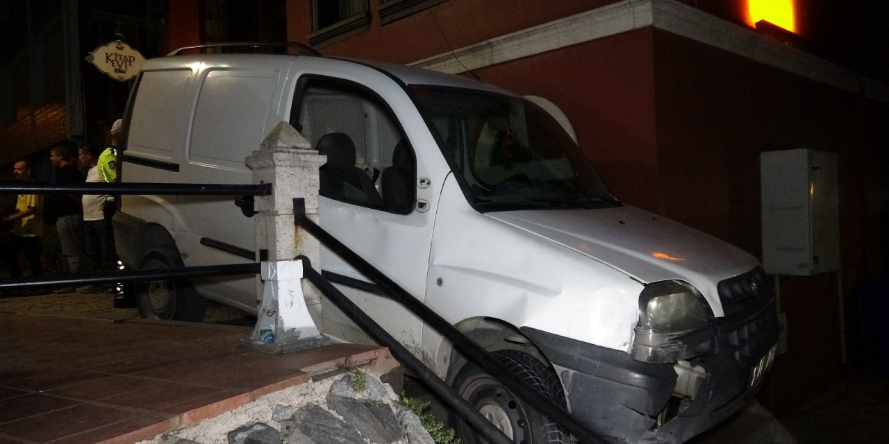 Bir benzeri de Konya'da yaşanmıştı! Aracıyla inmek istediği merdivende asılı kaldı