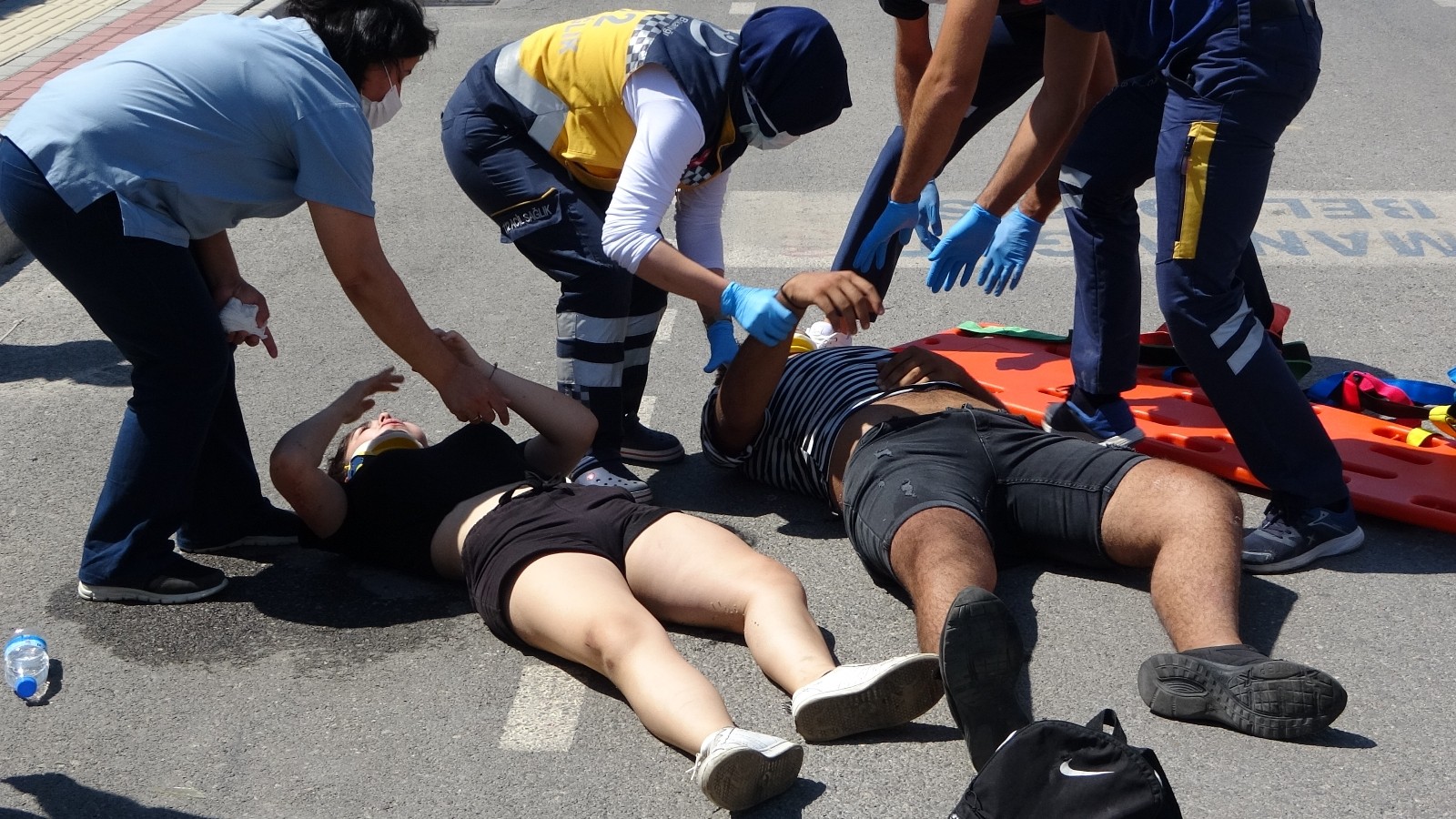 Antalya'da motosiklet kazasında yaralanıp şoka giren genç kız 'Ayağım nerede' dedi