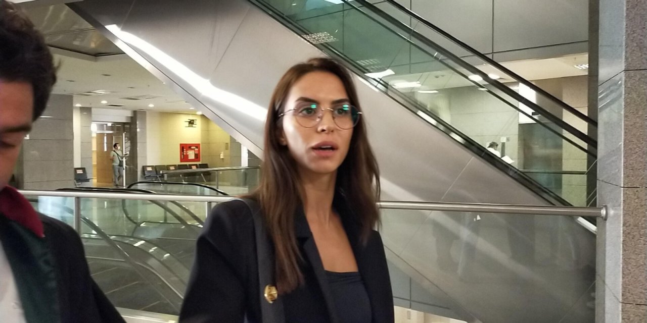 Yargılanmasına başlanan Oyuncu Ayşegül Çınar adliyede böyle görüntülendi