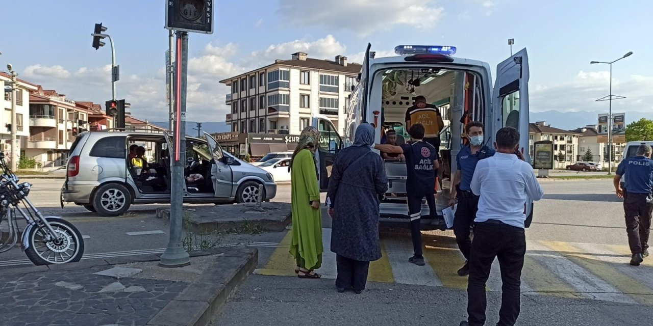 Otobüs otomobille çarpıştı! 7 yaşındaki çocuk yaralandı