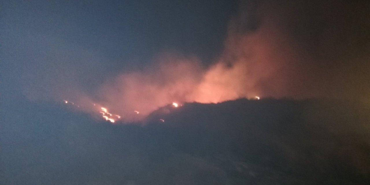 Çeşme eski çöplük alanında yangın! Ormana sıçrama tehlikesi var