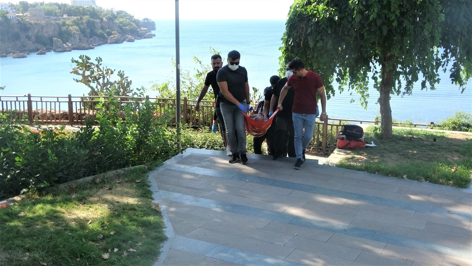 Antalya falezlerinden düşenlerin sayısı gün geçtikçe artıyor! Düşen adam 'Size zahmet oluyorum' dedi