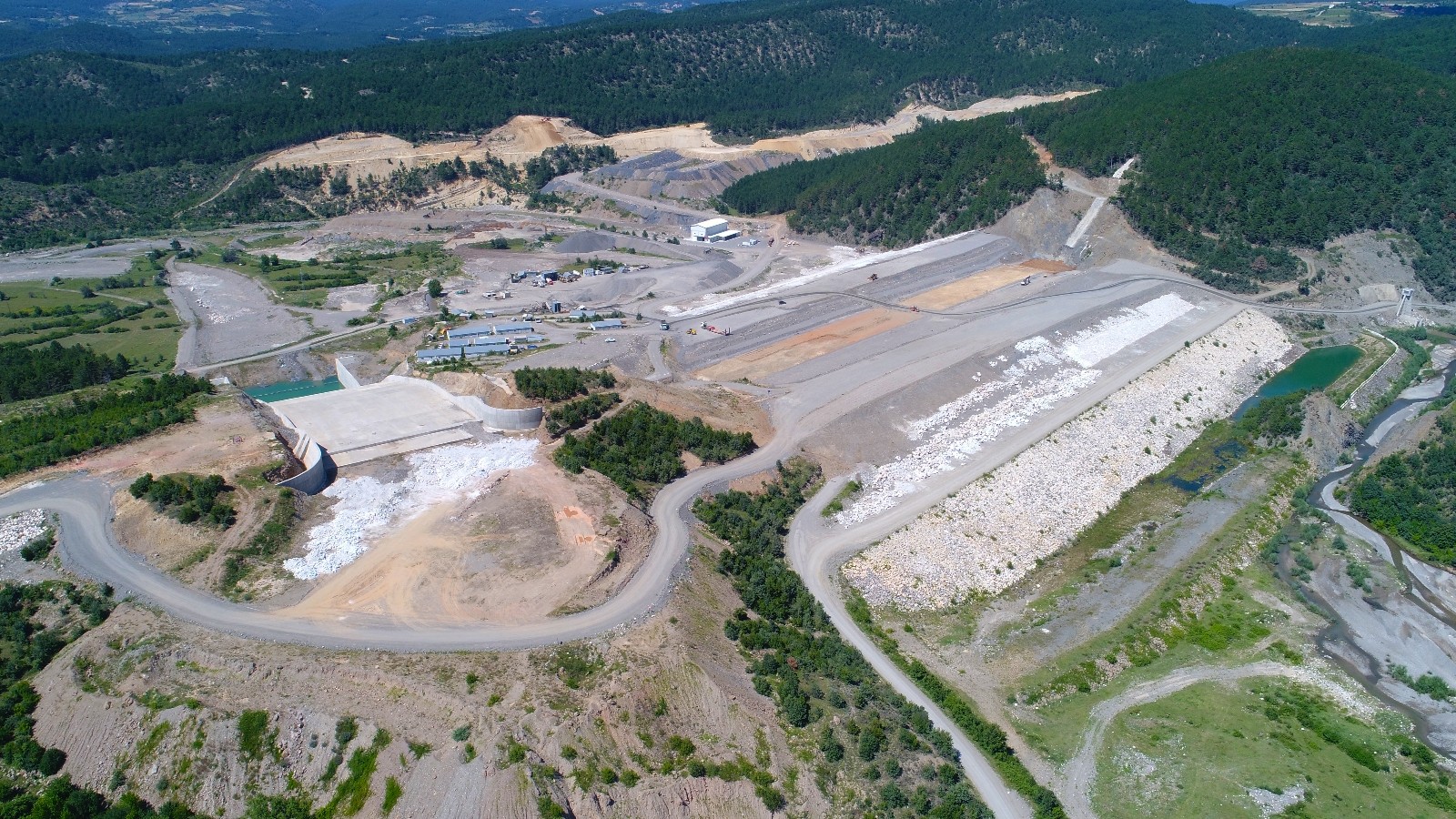 Kastamonu'nun HES barajlarından birinde çalışmalar aralıksız sürüyor