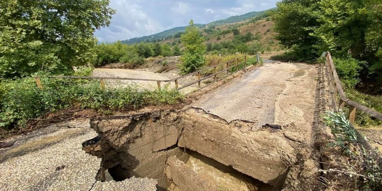Sağanak yağış hayatı felç etti! Karabük’te köprü çöktü, yol ulaşıma kapandı