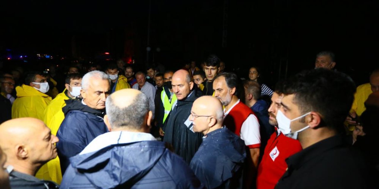 İçişleri Bakanı Soylu yangın bölgesinden sel bölgesine geçti