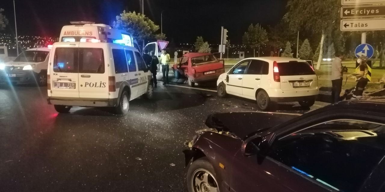 Melikgazi'de zincirleme kaza! 4 kişi yaralandı