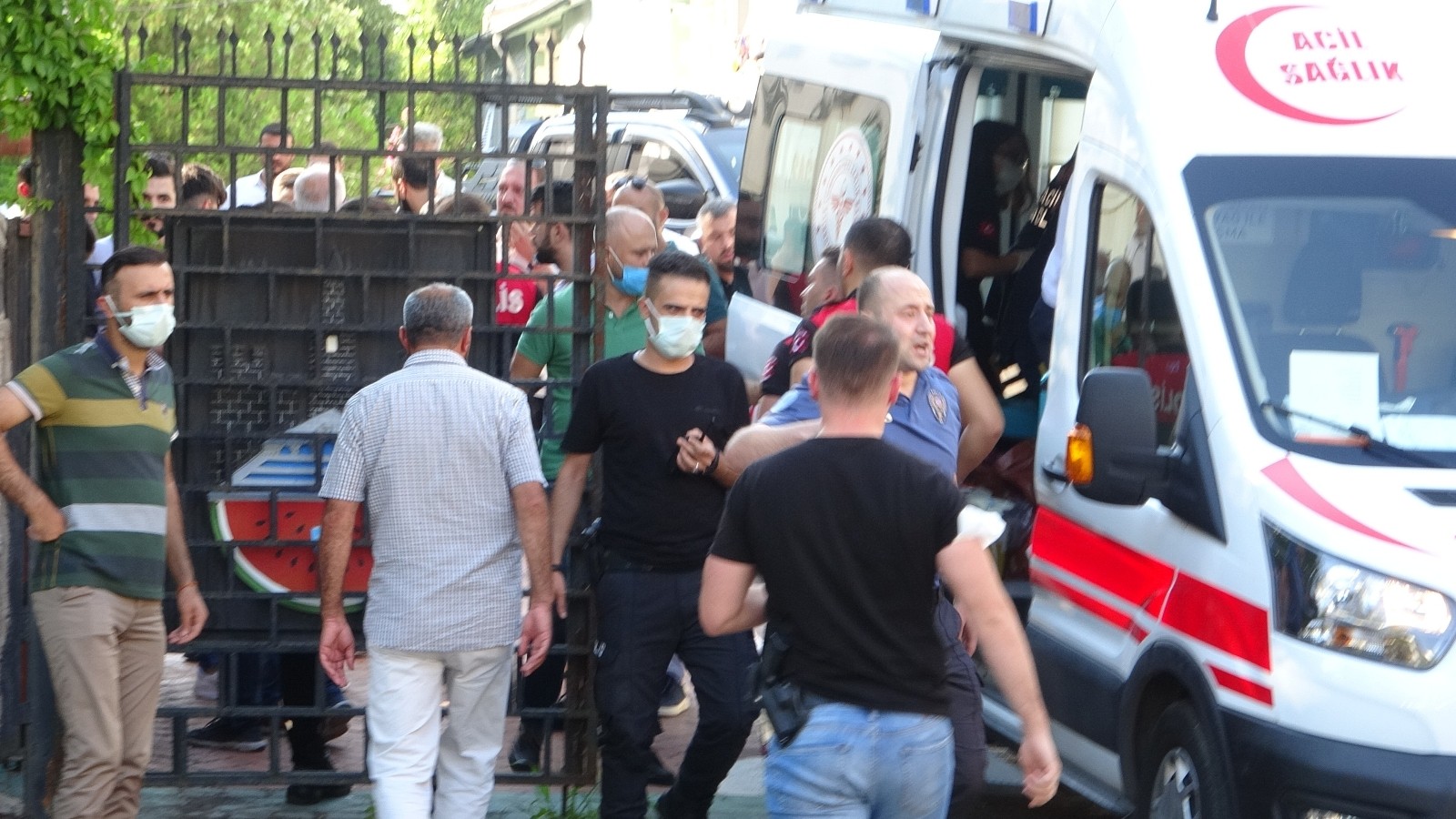 Demokrasiyi yanlış anlamışlar! Diyarbakır Damızlık Koyun ve Keçi Yetiştiricileri Birliği seçimi öncesinde silahlar çekildi!