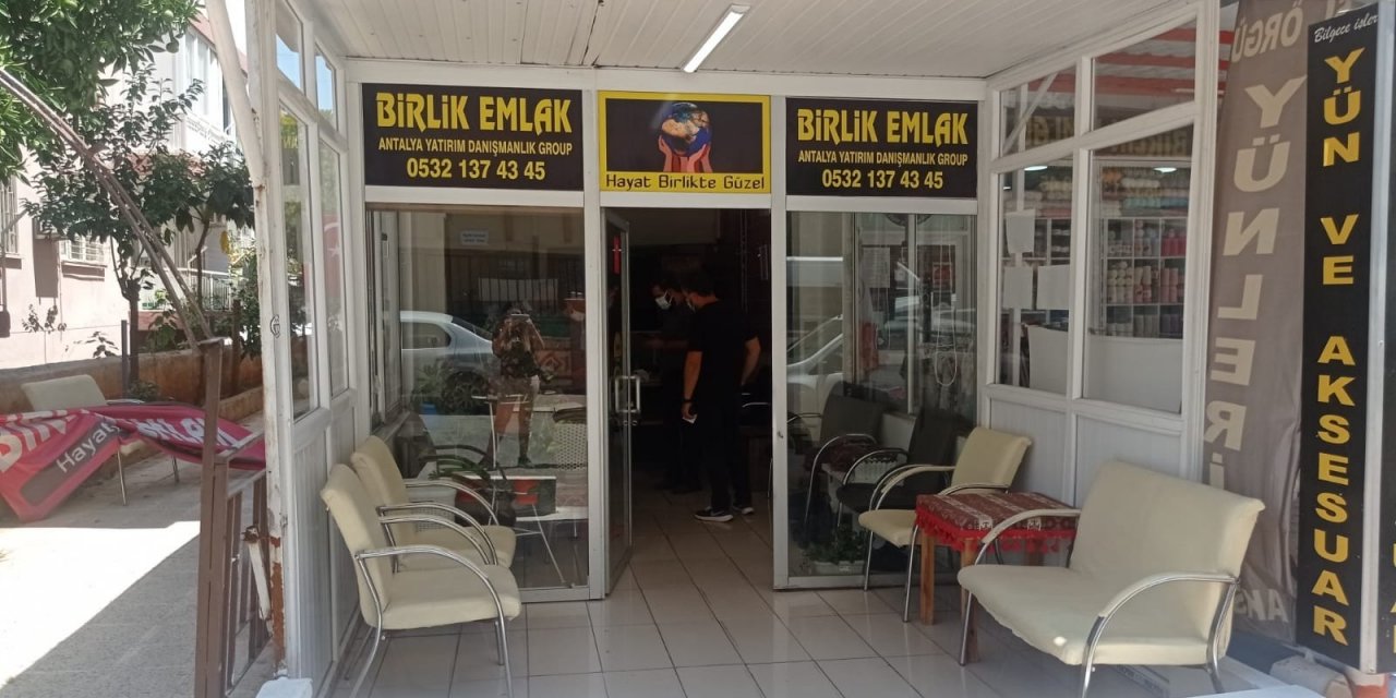 Antalya’da evsiz şahıs Mustafa Sancar, uyuduğu emlakçıda ölü bulundu