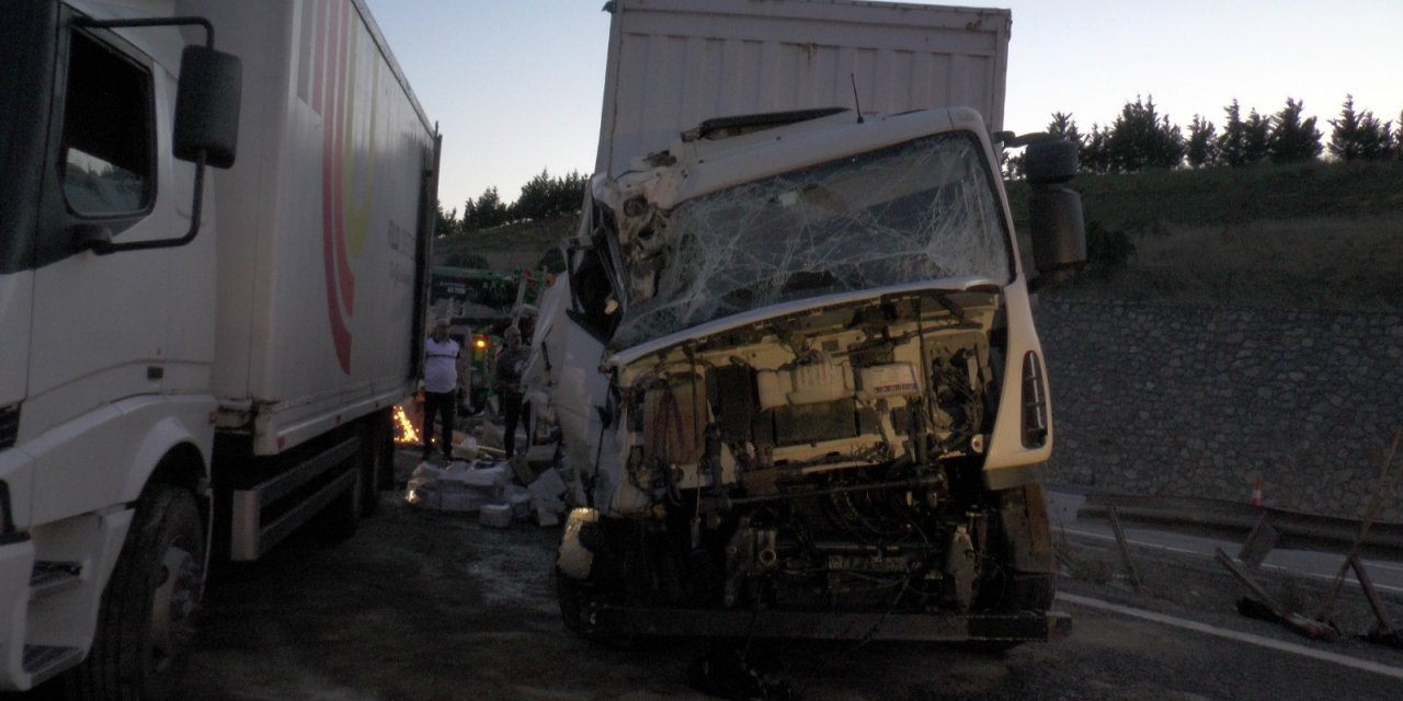 TEM'de tır kamyonla çarpıştı! 3 yaralı