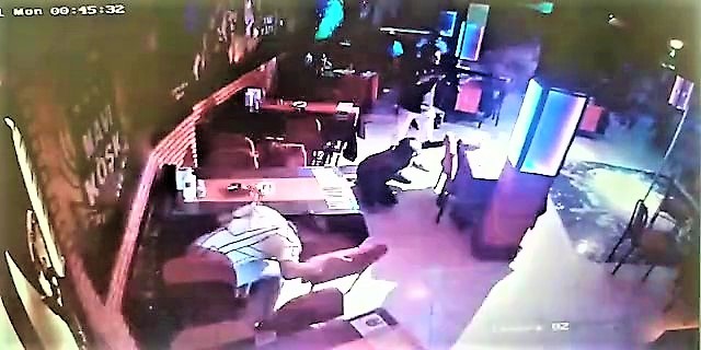 Dizi sahnesi gibi! Kız arkadaşının çalıştığı gazinoyu taradı