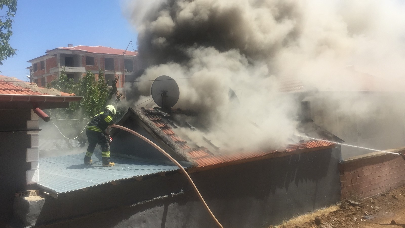 Konya'da küçük bir alanda çıkan yangın faciaya dönüşmeden söndürüldü