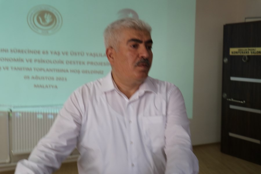 Evinde yardıma muhtaç yaşlıların temizliklerini yapıyorlar