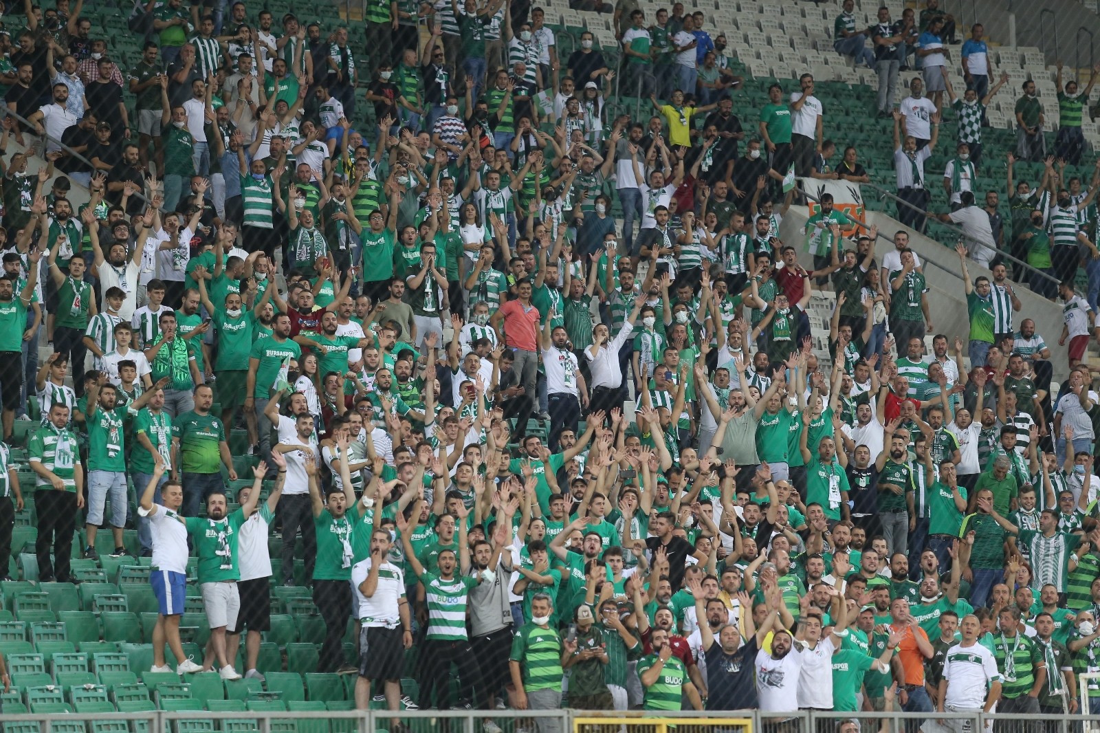 Bursaspor taraftarı özlemiş gibi görünmedi! 43 bin kişilik stada 6 bin taraftar geldi