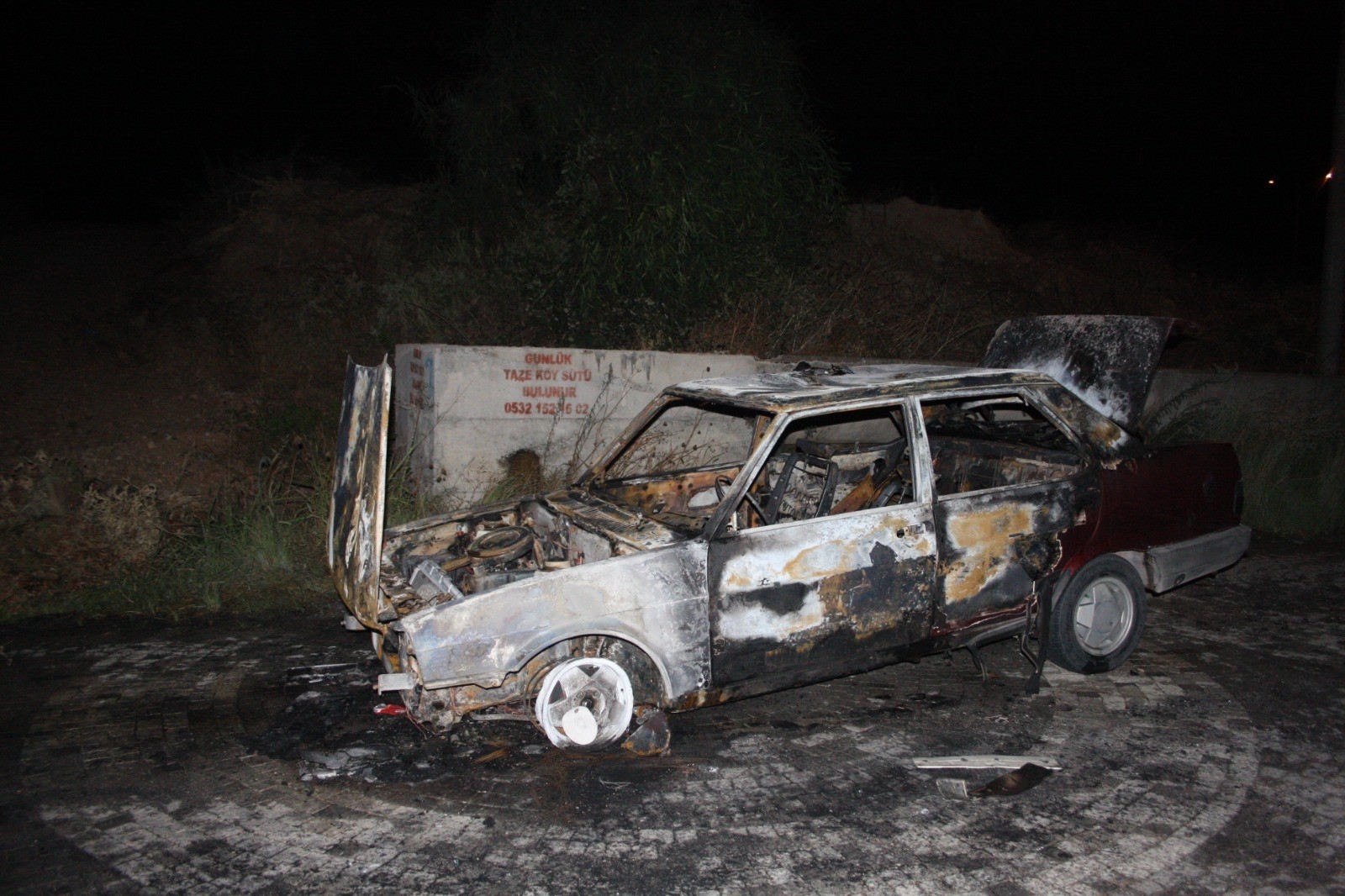 Antalya'da bir otomobil giderken alev topuna döndü