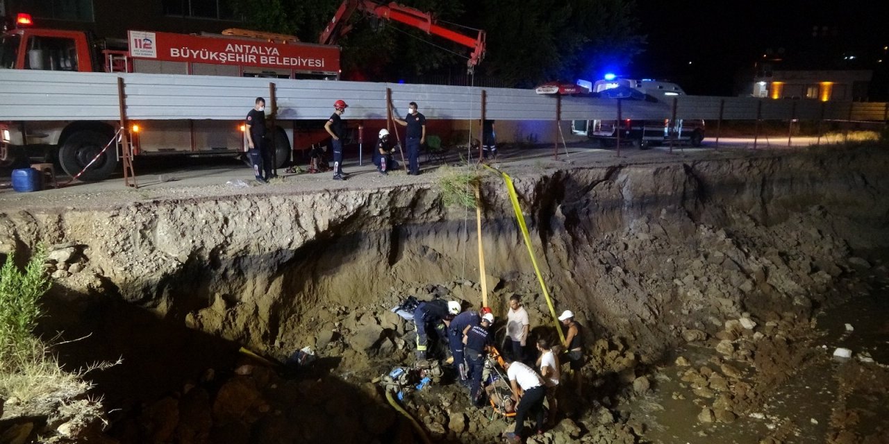 İnşaat çukurundan su tahliyesi yapan işçi göçük altında kaldı