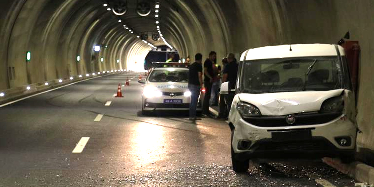 Nuri Pakdil tünelinde ticari araçla çarpışan otomobil takla attı! 2 yaralı