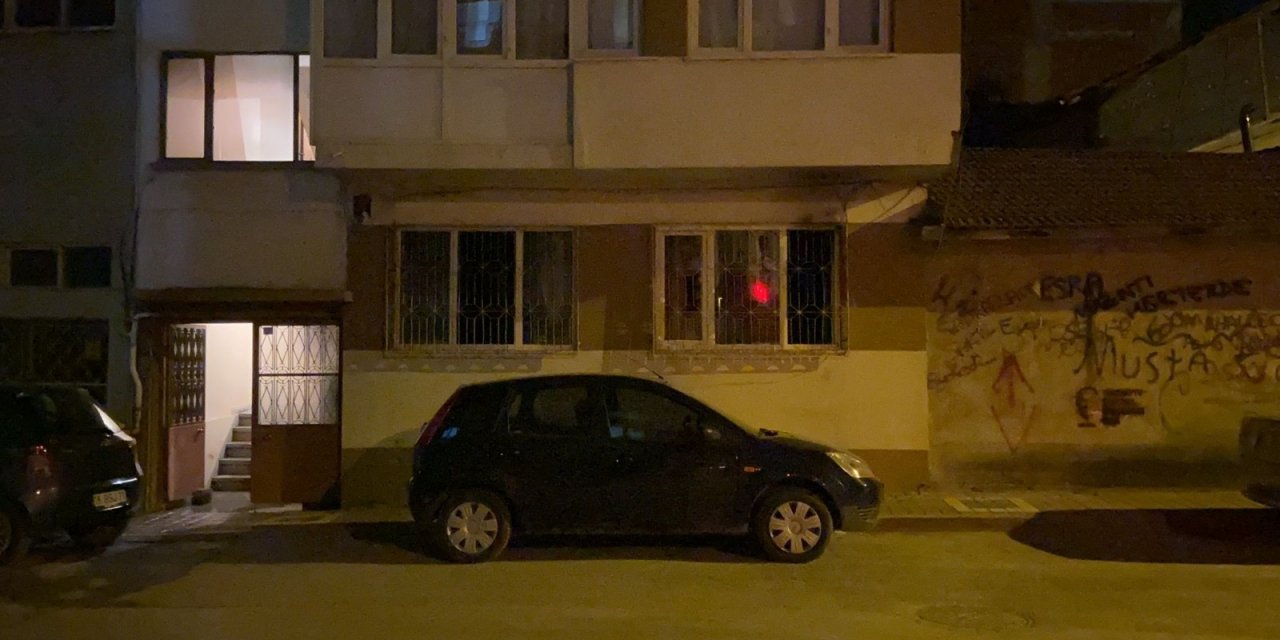 Sigara içerken uyuyakaldı! Hem kendi hem evi yandı