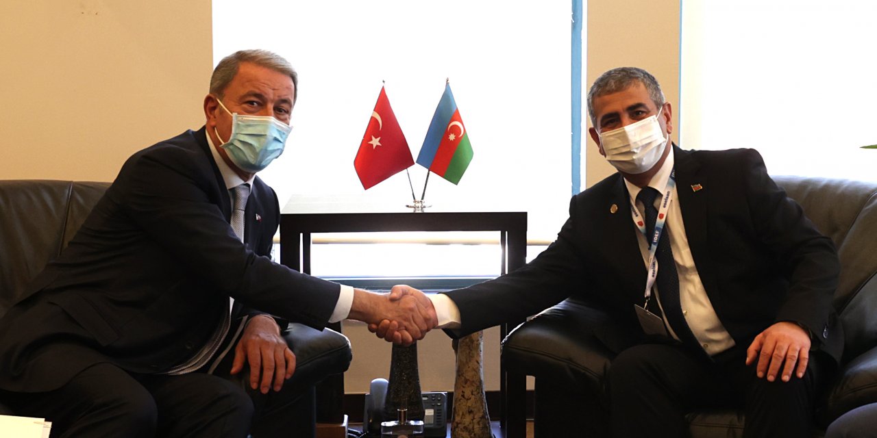 Milli Savunma Bakanı Akar Azerbaycanlı mevkidaşı Hasanov ile görüştü