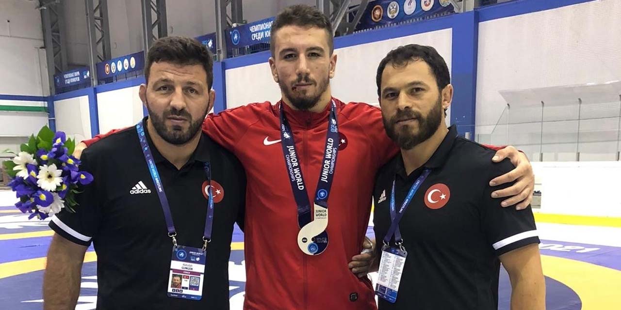 Polat Polatçı ve Muhammed Karavuş Dünya Gençler Güreş Şampiyonası'nda gümüş madalya kazandı