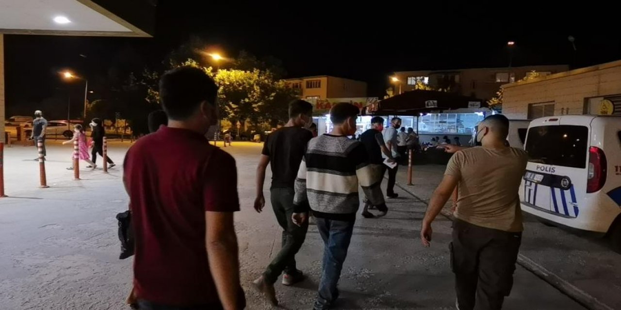 Kaçak yollarla Türkiye'ye giren 5 Afgan uyruklu takside yakalandı