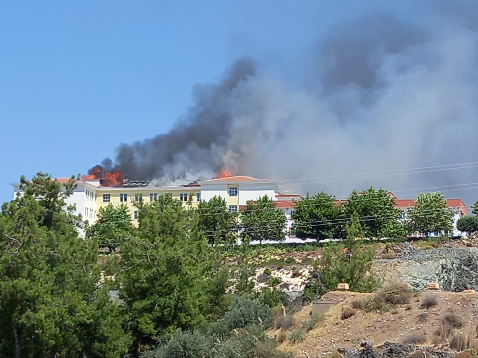 Antalya Kumluca'da dumanlar havaya yükseldi