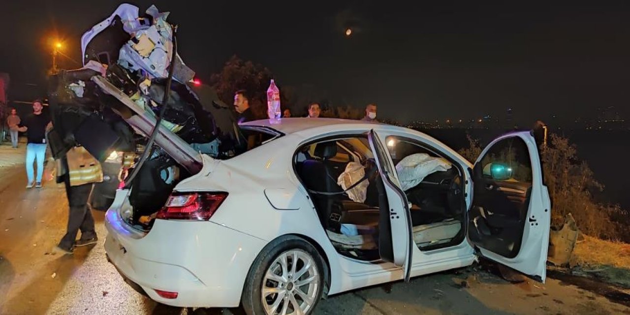 İstanbul Caddesinde otomobil bariyerlere ok gibi saplandı! 4 yaralı