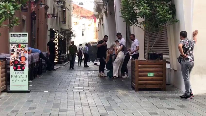 Taksim'de sokak arasından gelen sesler kadın kavgası çıktı! Çevredekiler kavgayı seyretti