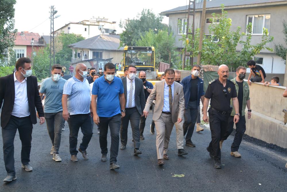 Hakkari'de devlet var! Vali Akbıyık sokağa indi