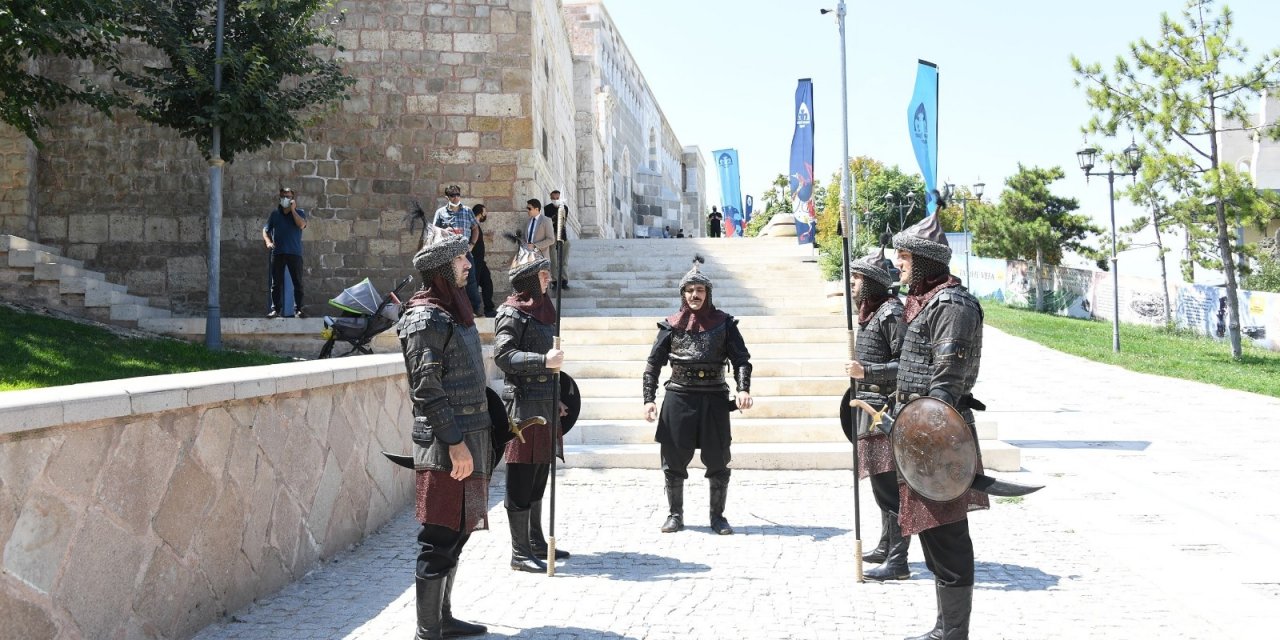 Konya’da Selçuklu Sultanlarına saygı nöbeti