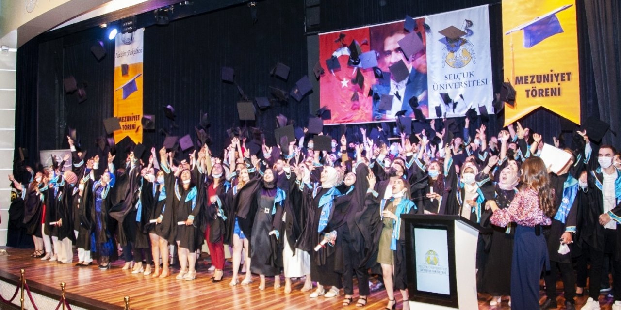 SÜ İletişim Fakültesi'nde 25'inci dönem mezuniyet heyecanı